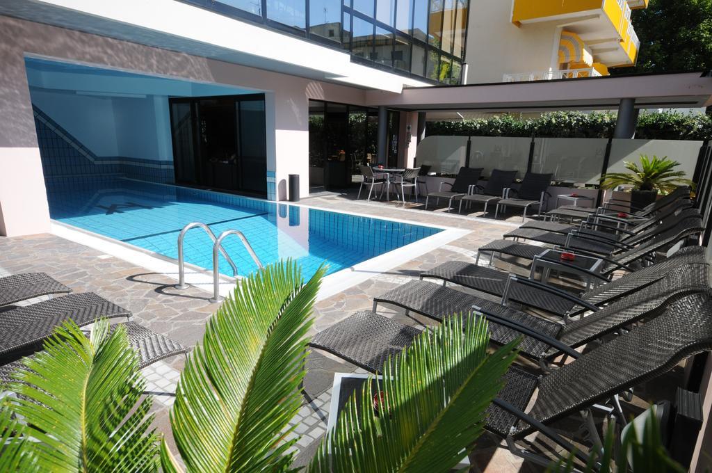 Hotel Ambassador Риччоне Экстерьер фото