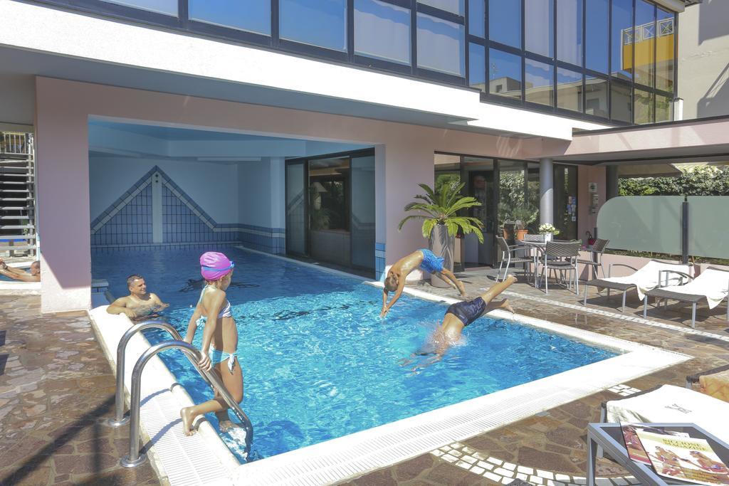 Hotel Ambassador Риччоне Экстерьер фото